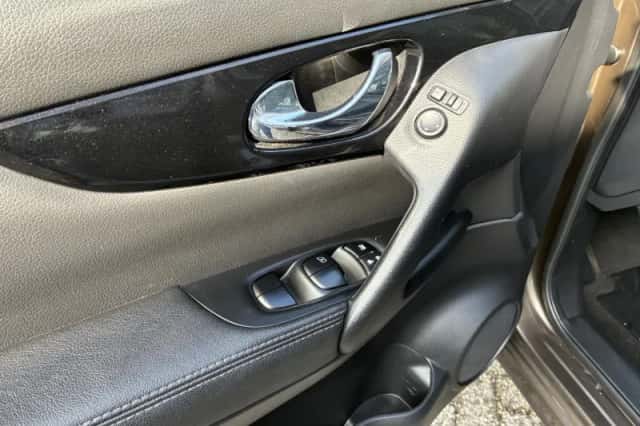 Nissan Qashqai (2015) thumbnail 9
