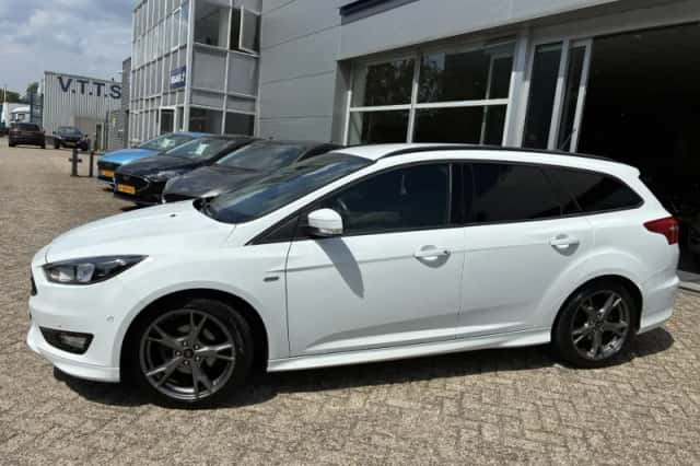 Ford Focus (2018) thumbnail 2
