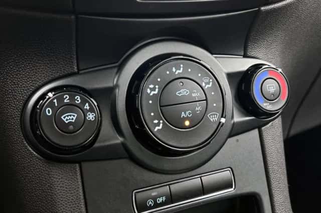 Ford Fiesta (2014) thumbnail 19