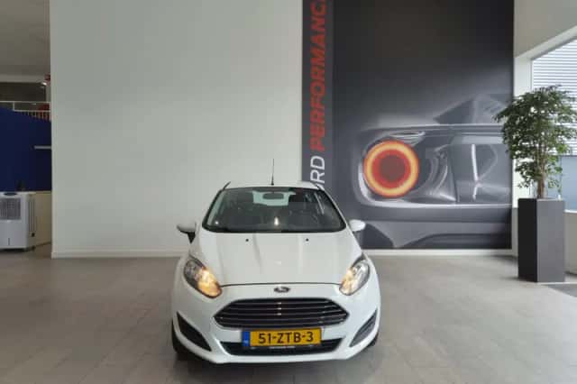 Ford Fiesta (2013) thumbnail 2