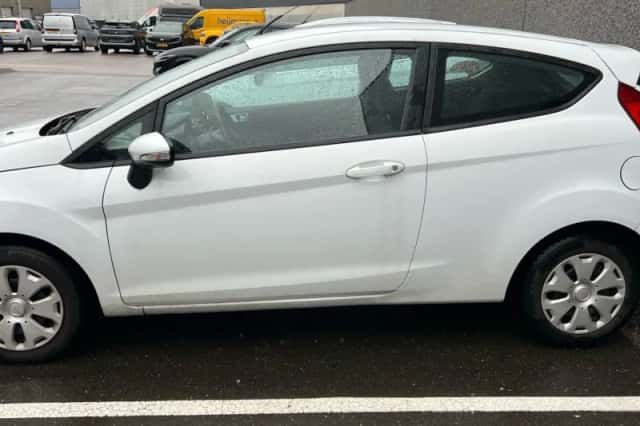 Ford Fiesta (2013) thumbnail 3