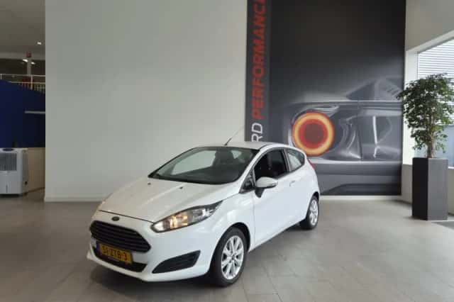 Ford Fiesta (2013) thumbnail 3