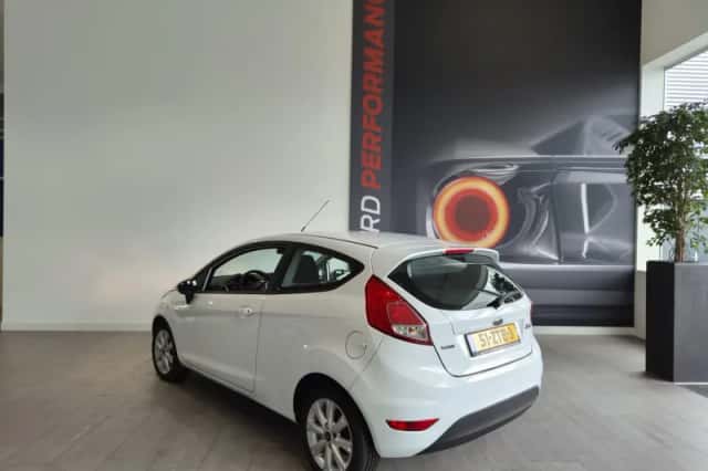 Ford Fiesta (2013) thumbnail 4