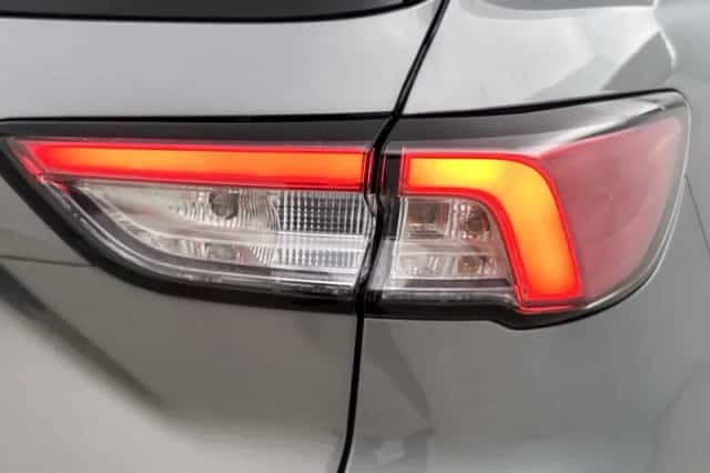 Ford Kuga (2023) thumbnail 3