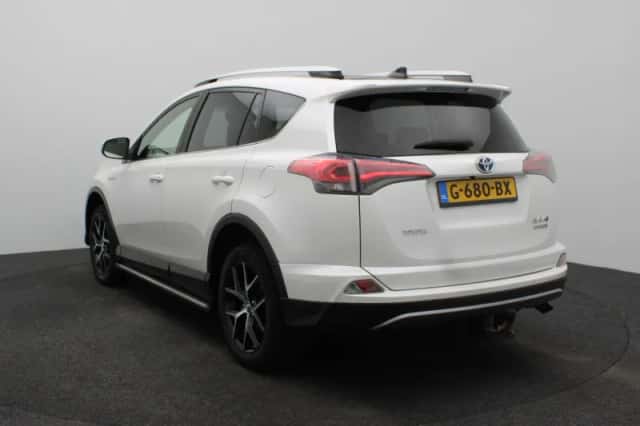 Toyota RAV4 (2017) thumbnail 3