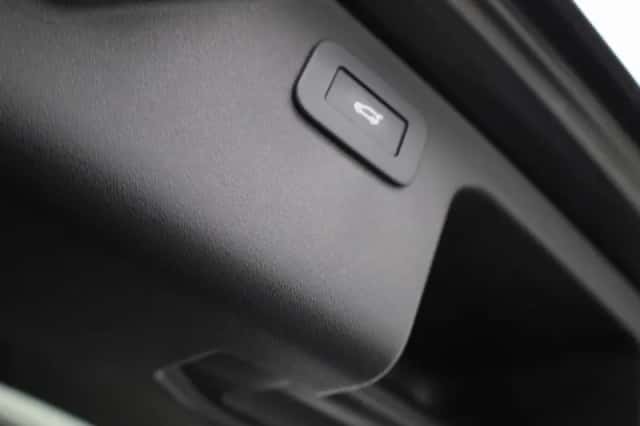 Land Rover Discovery Sport (2023) thumbnail 12