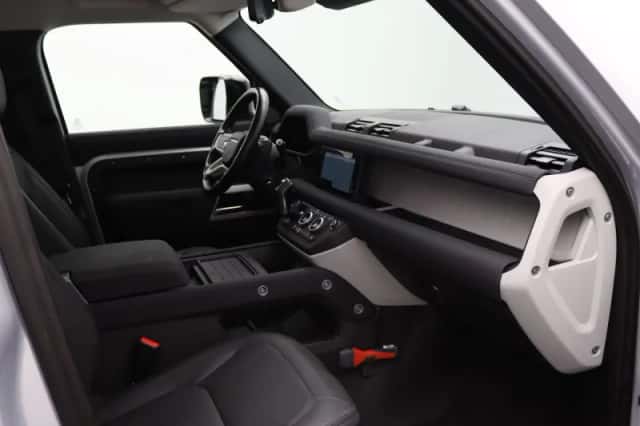 Land Rover Defender (2023) thumbnail 31