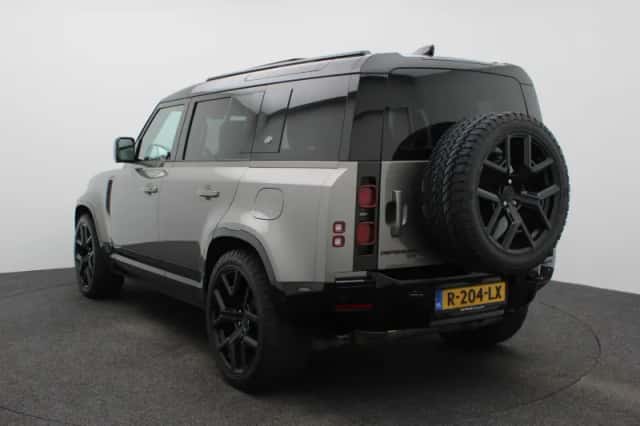 Land Rover Defender (2022) thumbnail 2