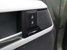 Land Rover Defender thumbnail 32