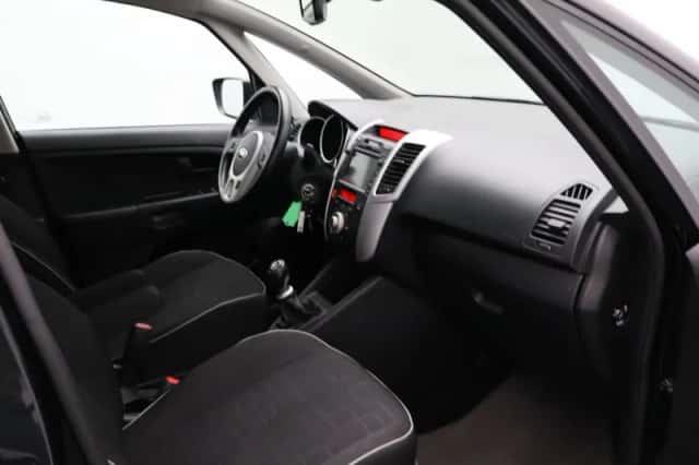 Kia Venga (2015) thumbnail 8