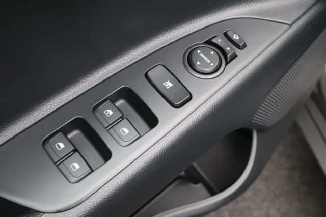 Kia Stonic (2023) thumbnail 32
