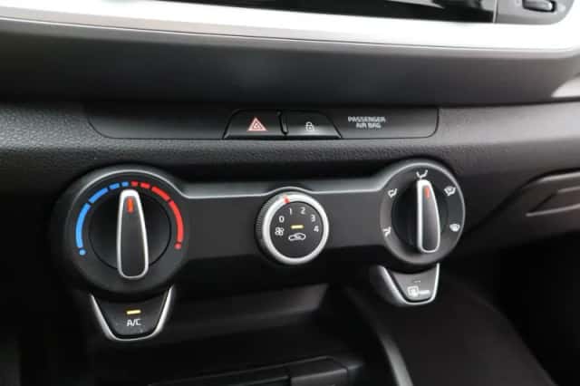 Kia Stonic (2019) thumbnail 25