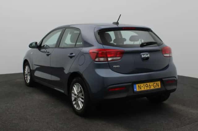 Kia Rio (2021) thumbnail 4