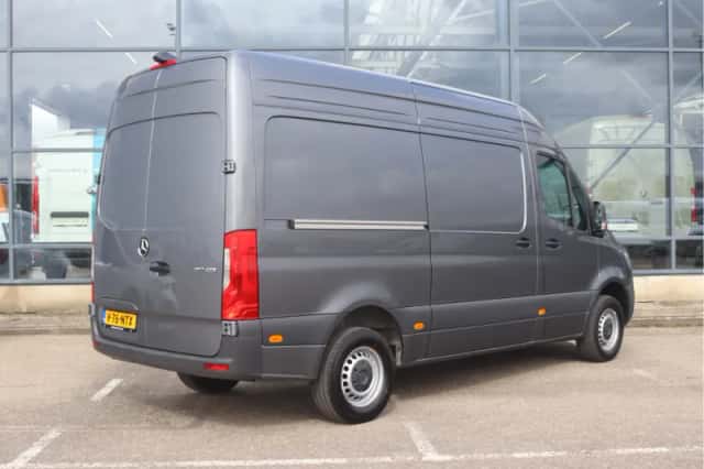Mercedes-Benz Sprinter (2024) thumbnail 2