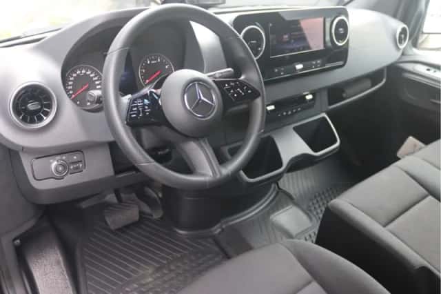Mercedes-Benz Sprinter (2024) thumbnail 4