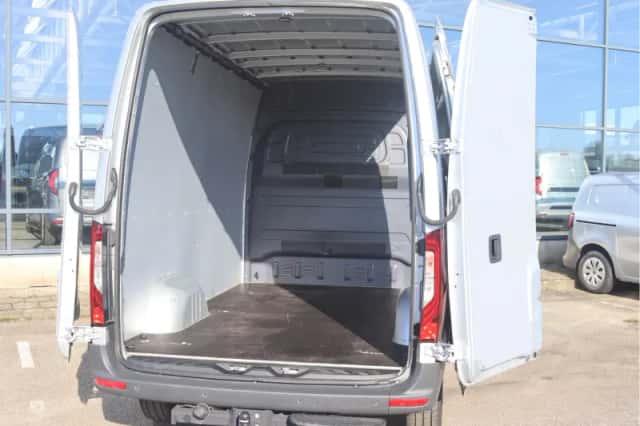 Mercedes-Benz Sprinter (2023) thumbnail 3