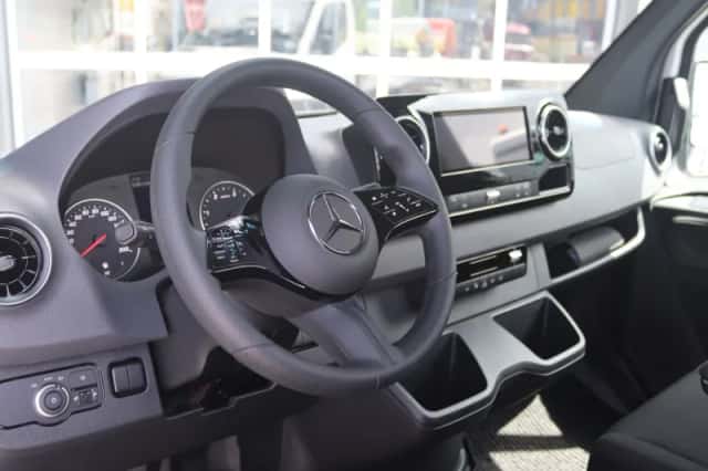 Mercedes-Benz Sprinter (2024) thumbnail 3