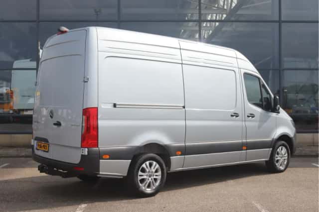 Mercedes-Benz Sprinter (2024) thumbnail 2