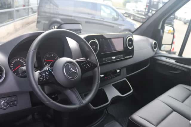 Mercedes-Benz Sprinter (2024) thumbnail 4