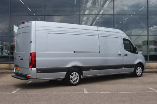 Mercedes-Benz Sprinter (2024) thumbnail 2