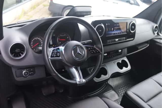 Mercedes-Benz Sprinter (2024) thumbnail 4