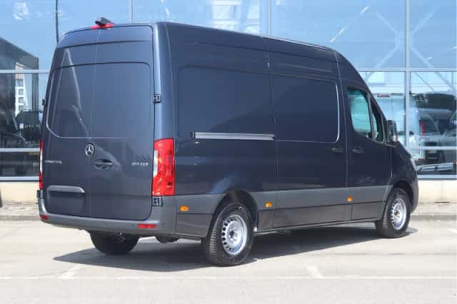 Mercedes-Benz Sprinter (2025) thumbnail 2