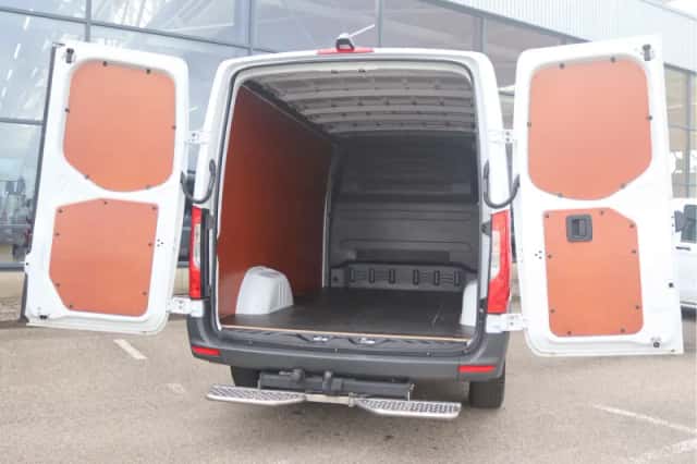 Mercedes-Benz Sprinter (2024) thumbnail 2