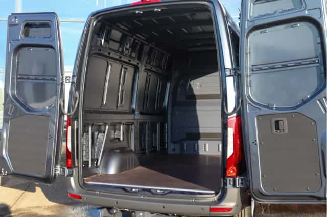 Mercedes-Benz Sprinter (2024) thumbnail 3