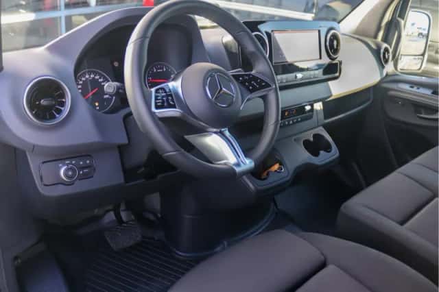 Mercedes-Benz Sprinter (2024) thumbnail 4