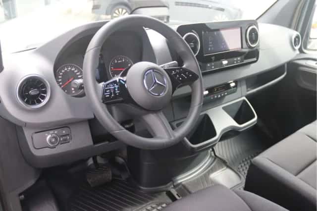 Mercedes-Benz Sprinter (2024) thumbnail 4