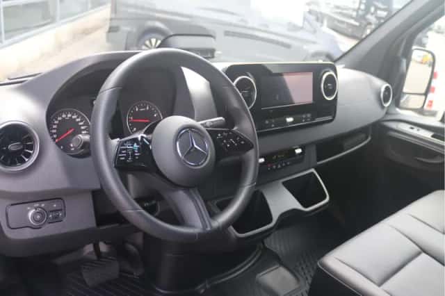 Mercedes-Benz Sprinter (2024) thumbnail 4
