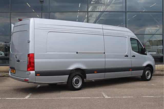 Mercedes-Benz Sprinter (2024) thumbnail 2