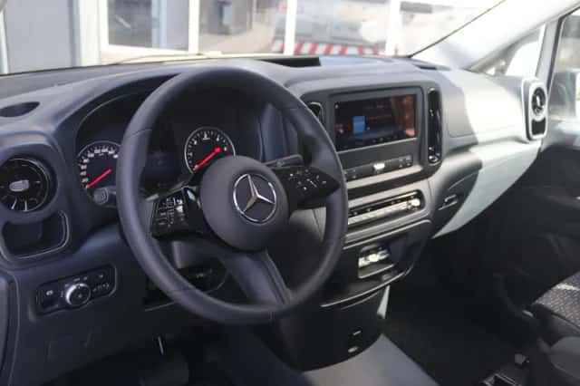 Mercedes-Benz Vito (2024) thumbnail 4