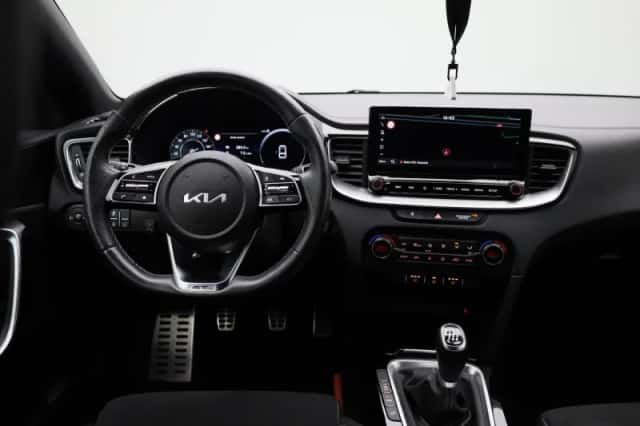 Kia Proceed (2023) thumbnail 3
