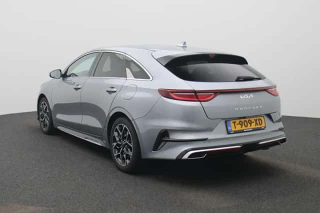 Kia Proceed (2023) thumbnail 4