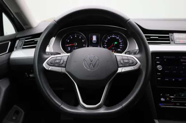 Volkswagen Passat (2023) thumbnail 3