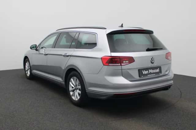 Volkswagen Passat (2023) thumbnail 4