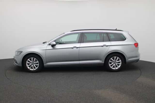 Volkswagen Passat (2023) thumbnail 6