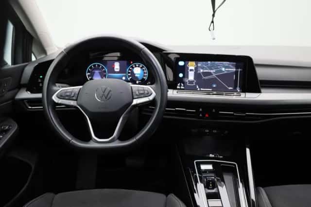 Volkswagen Golf (2023) thumbnail 3