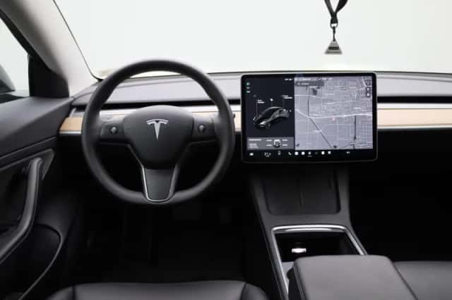 Tesla Model 3 (2021) thumbnail 3
