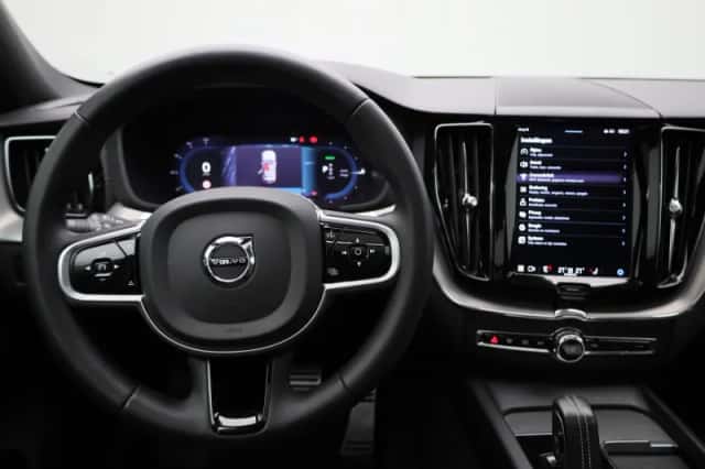 Volvo XC60 (2022) thumbnail 3