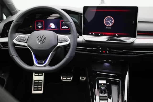 Volkswagen Golf (2024) thumbnail 3