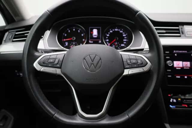 Volkswagen Passat (2021) thumbnail 3