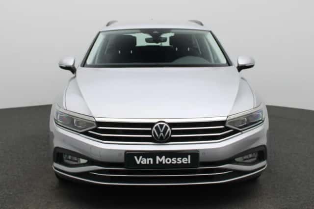 Volkswagen Passat (2021) thumbnail 5