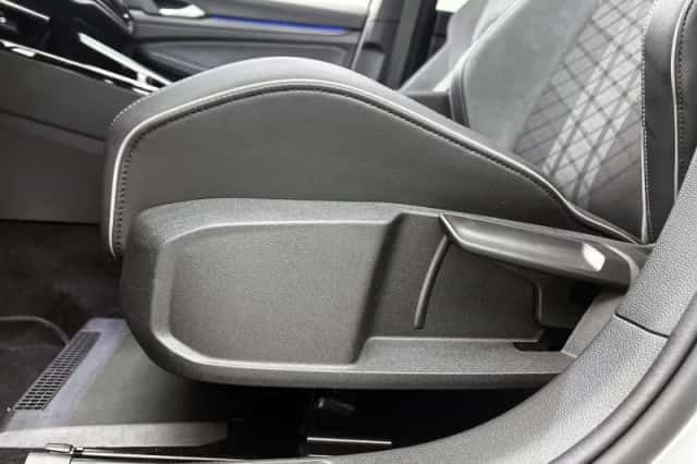 Volkswagen Golf (2024) thumbnail 24