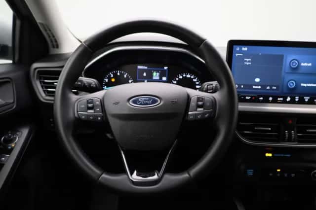 Ford Focus (2023) thumbnail 3