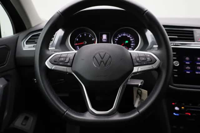 Volkswagen Tiguan (2021) thumbnail 3