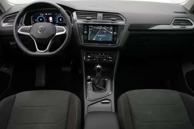 Volkswagen Tiguan (2021) thumbnail 3