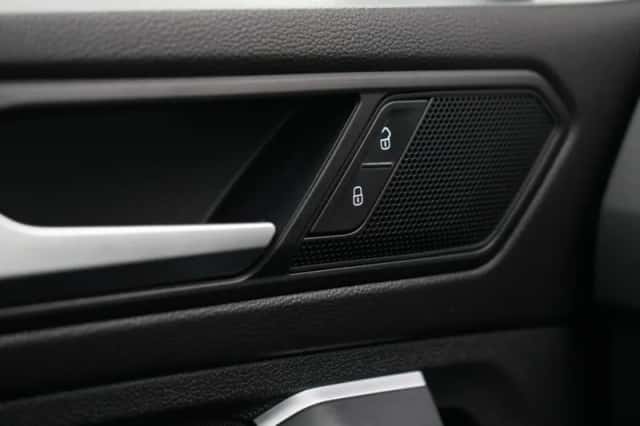 Volkswagen Tiguan (2021) thumbnail 36
