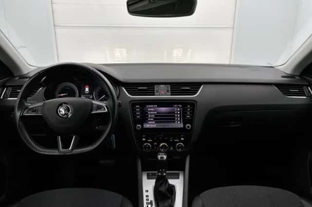 Škoda Octavia (2019) thumbnail 3